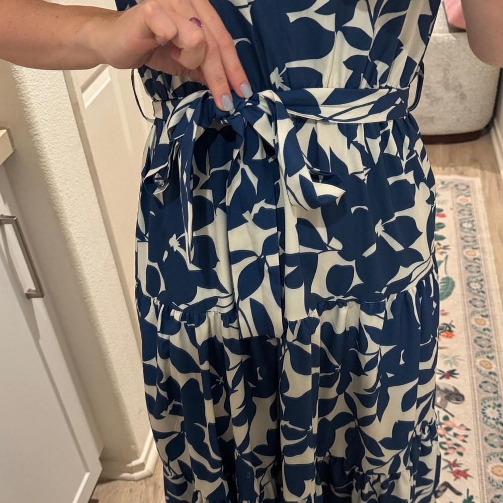 Floral Blue and White Sleeveless Dress size 6 Medium - Picture 2 of 9